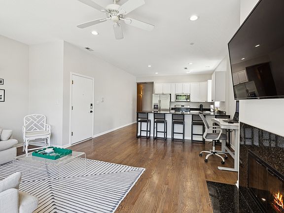 3rd image of 1730 W Diversey Pkwy #2E