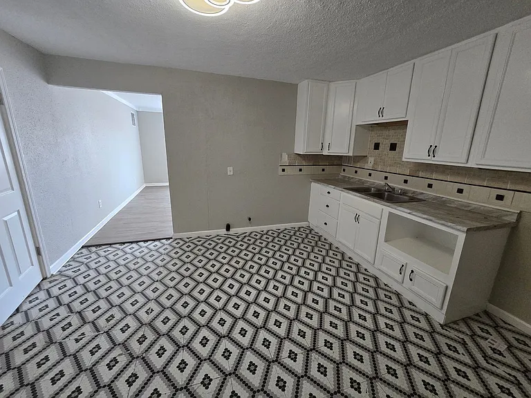 1140 Saint Rose Ln — Photo 6