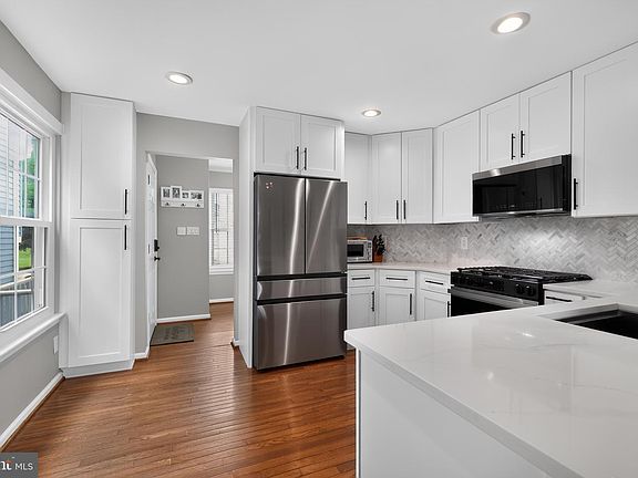 5th image of 2404 Shadywood Cir
