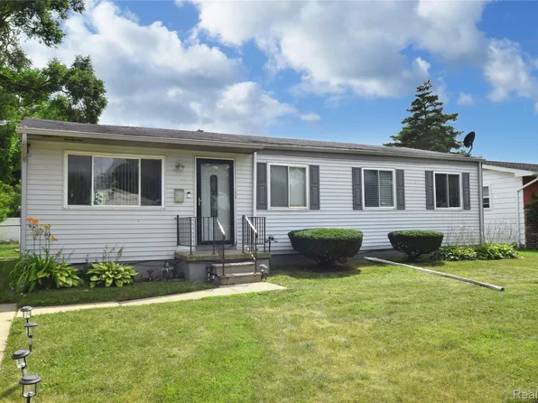 1207 Orange Blossom Dr, Mount Morris, MI 48458