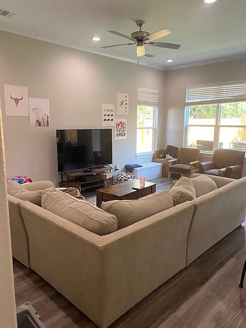 4 bed, 4.5 bath, 1850 sqft, $4,400 — Photo 2