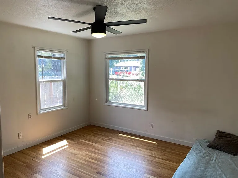 1042 Winchester Ave — Photo 11