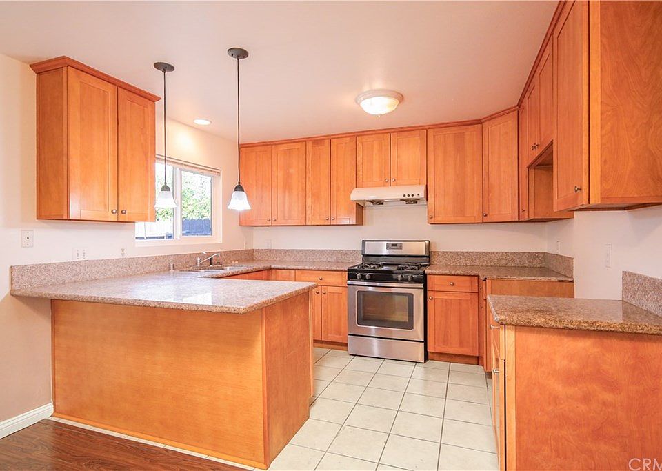 1st image of 993 Willow Ave