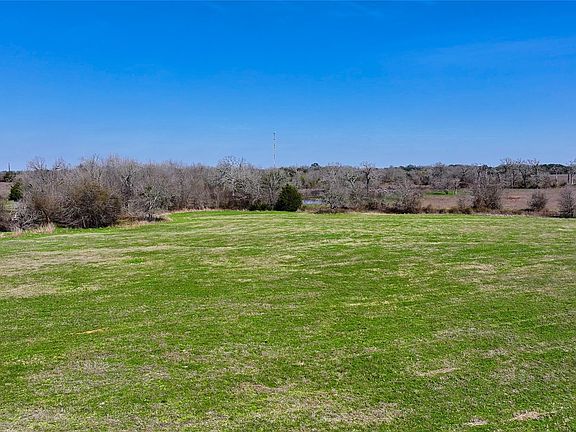 4th image of 2 Hills Rd