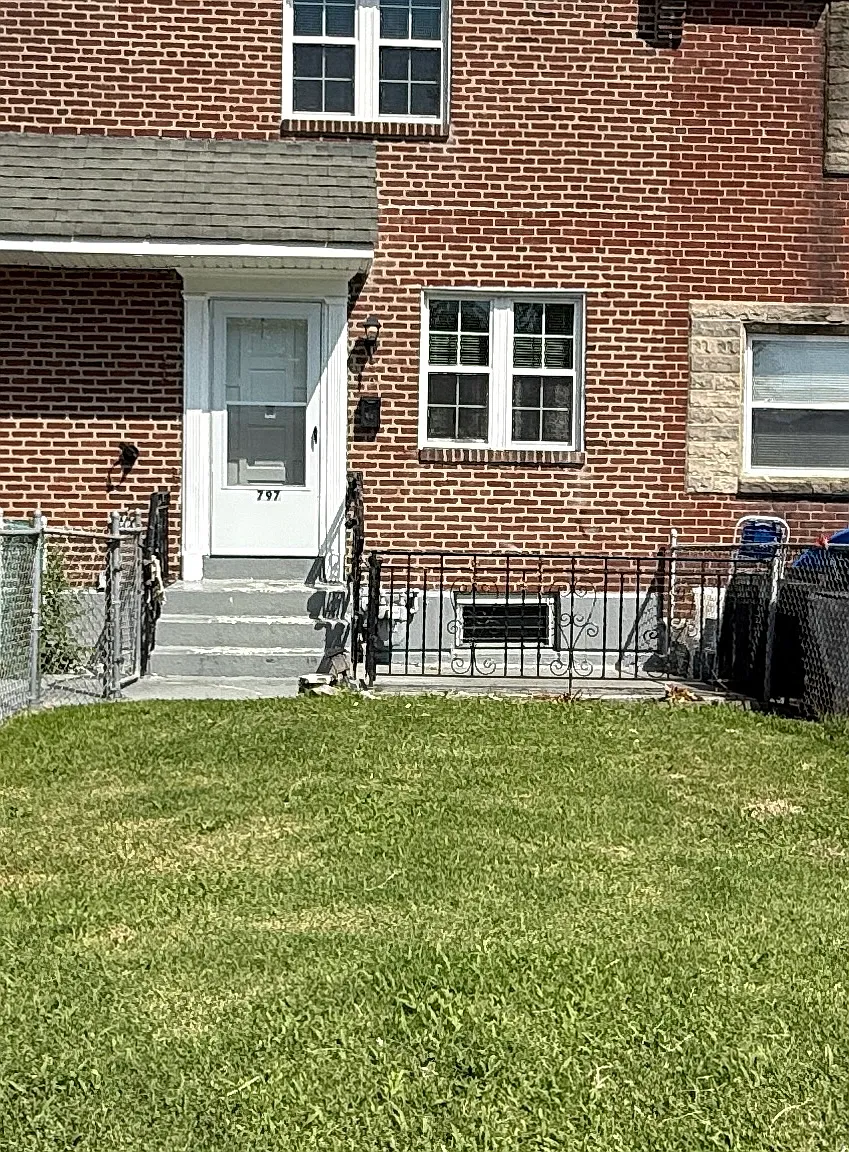 3 bed, 1.0 bath, 1088 sqft, $1,695 — Photo 2