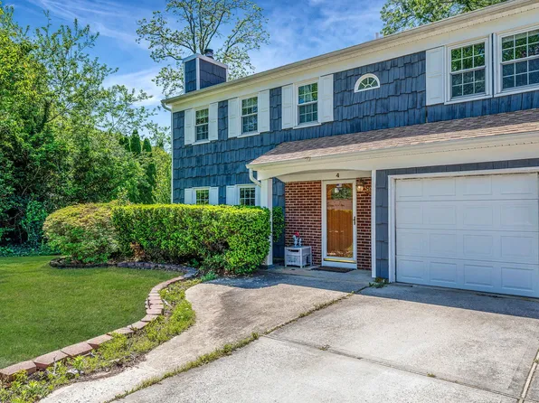 4 Hillcrest Lane, Ridge, NY 11961