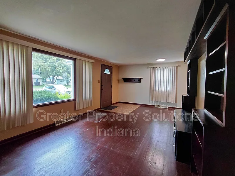 3 bed, 1.0 bath, 1587 sqft, $2,150 — Photo 2