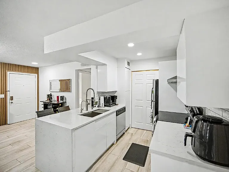 3916 Greenway Dr #B — Photo 2