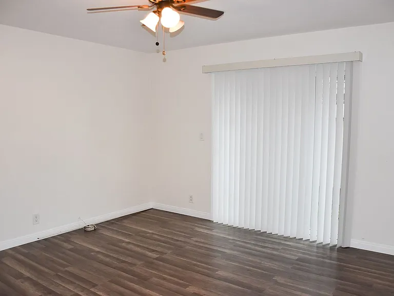 411 Kroeger St — Photo 18