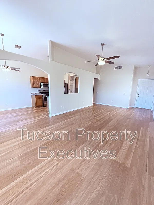 3 bed, 2.0 bath, 1356 sqft, $1,850 — Photo 2