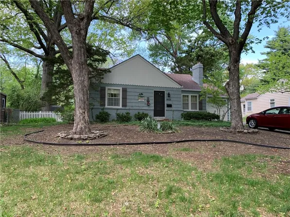 8826 Sleepy Hollow Rd, Kansas City, MO 64114