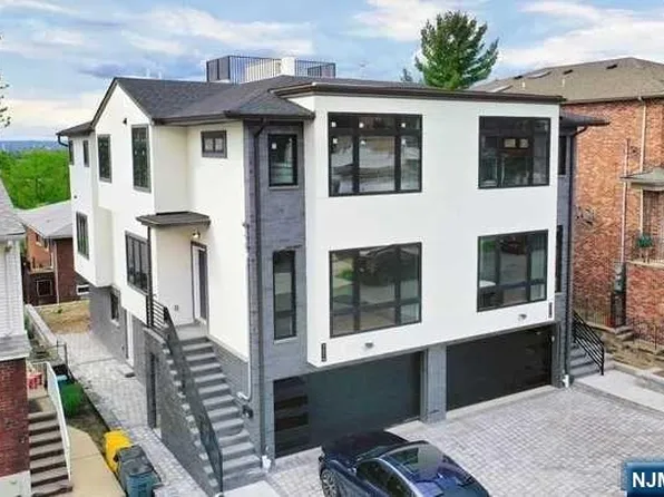 267 11th St #A, Palisades Park, NJ 07650