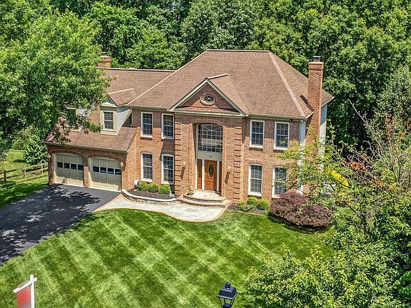 4th image of 674 Old Hunt Way