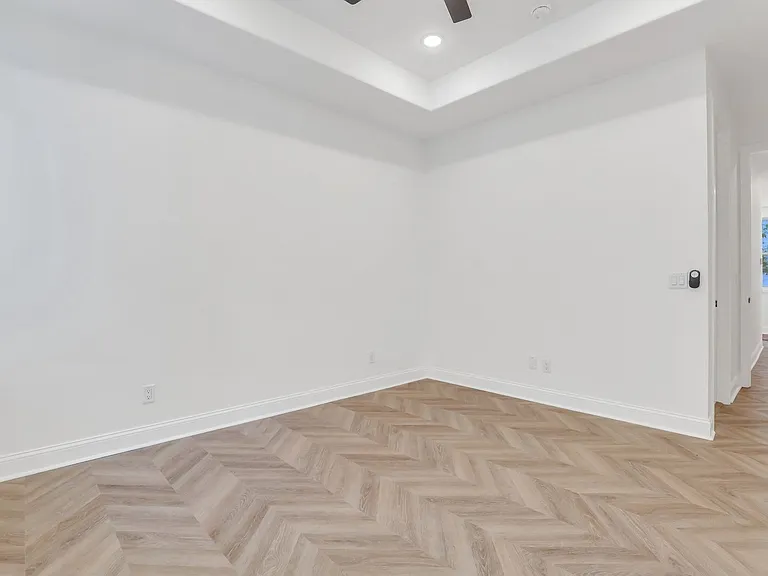 912 E Henry St — Photo 28
