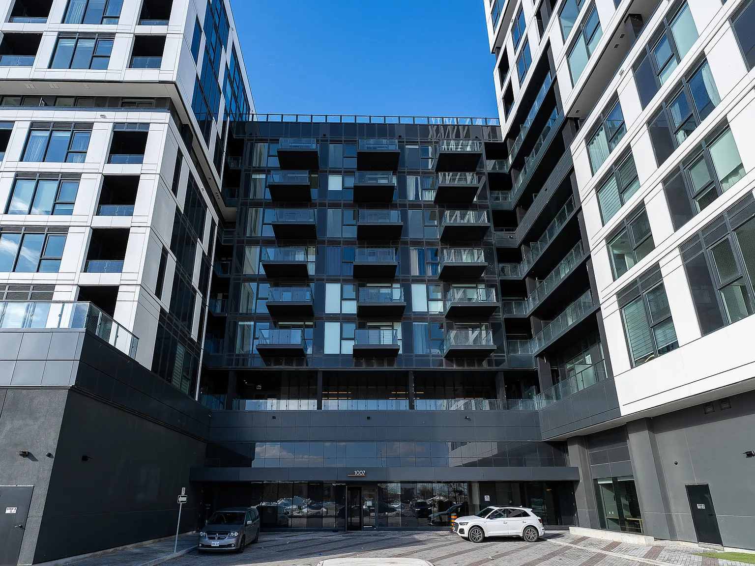 1007 The Queensway Toronto — Photo 2