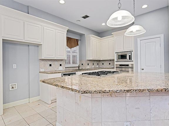 5th image of 821 Lotus Dr
