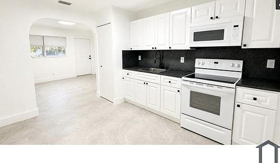 4th image of 220 NW 12th Ct #2