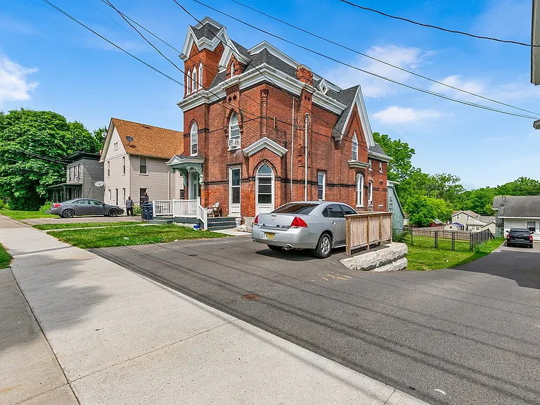 39 Genesee St #TOP — Photo 2