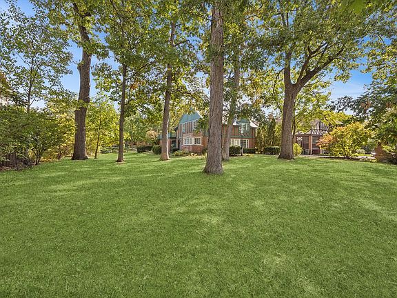 3rd image of 220 Maplewood Rd