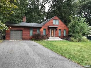 936 Pines Ter, Franklin Lakes, NJ 07417