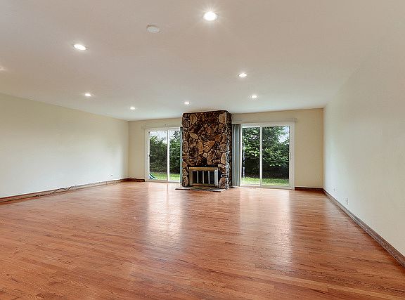 3rd image of 322 E Forest Knoll Dr