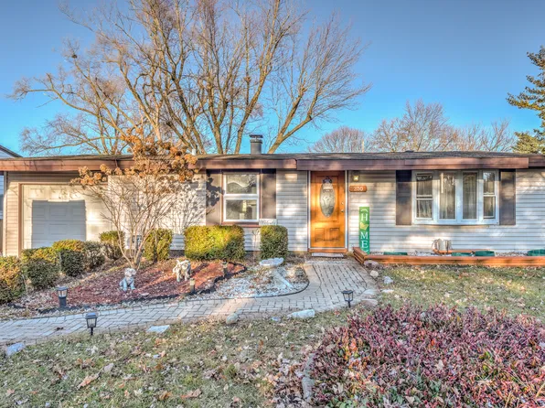 230 Prairie Ln, Lake Zurich, IL 60047