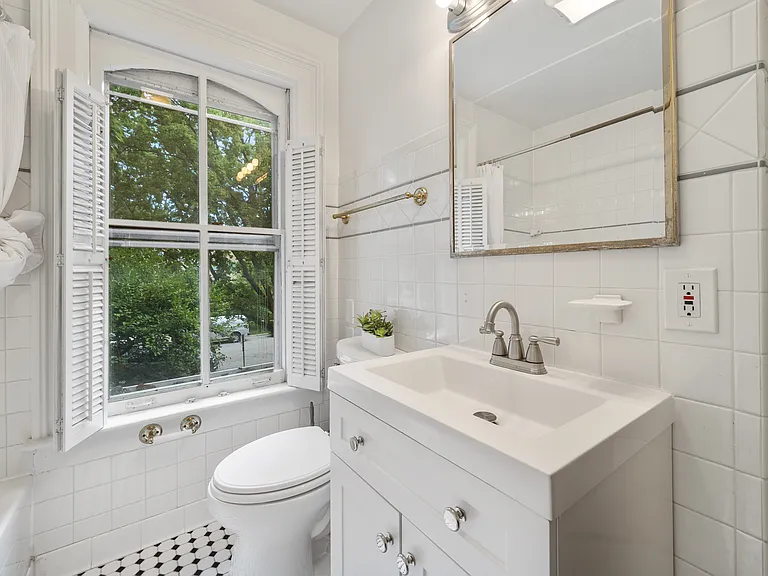 1906 Orrington Ave — Photo 17