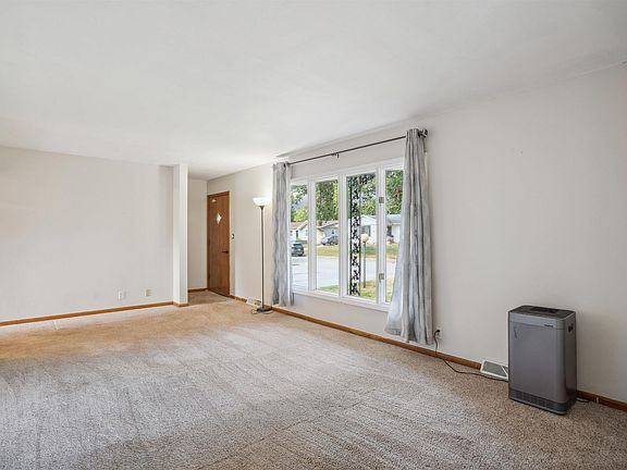4th image of 1219 Sunnyside Cir