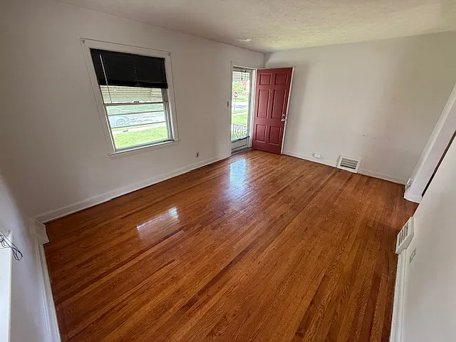5533 Beechwood Ave — Photo 2
