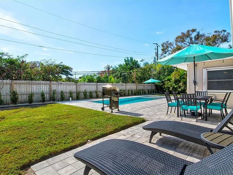 2572 Jefferson Cir — Photo 42