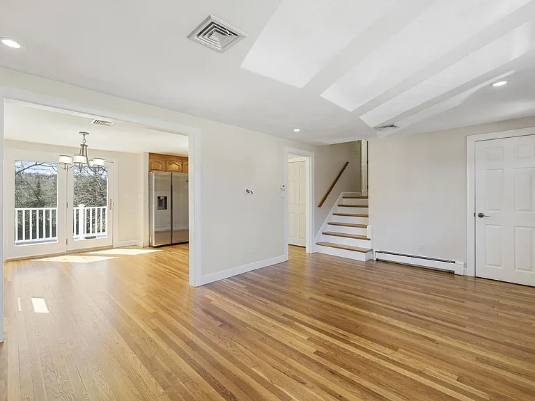 160 Ravenswood Rd — Photo 8