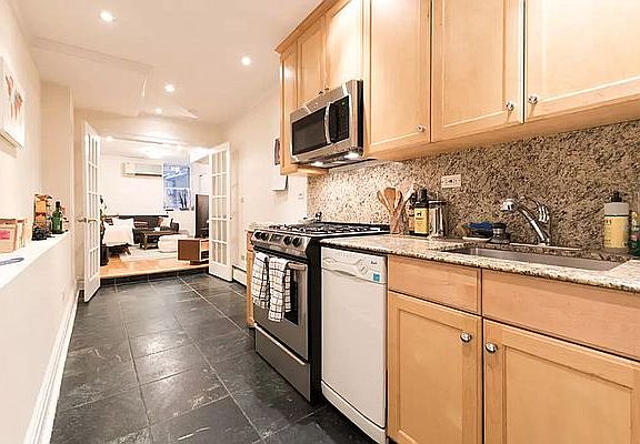 5th image of 25 Cornelia St APT D
