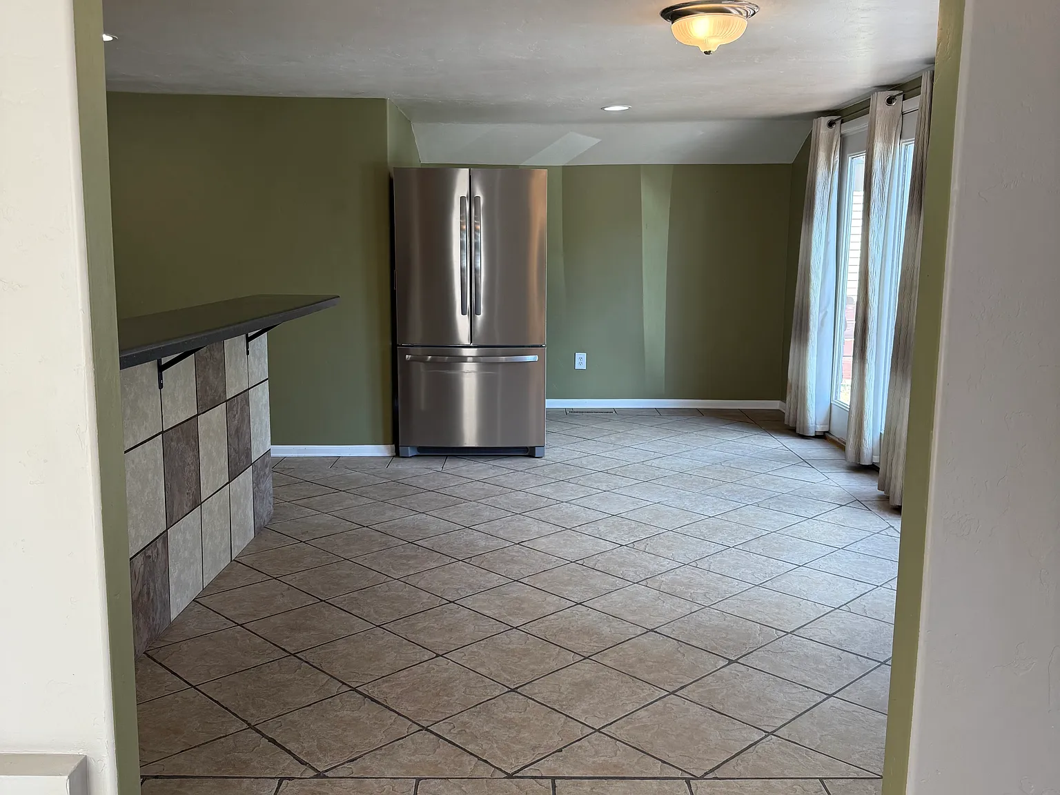 3 bed, 2050 sqft, $2,200 — Photo 4