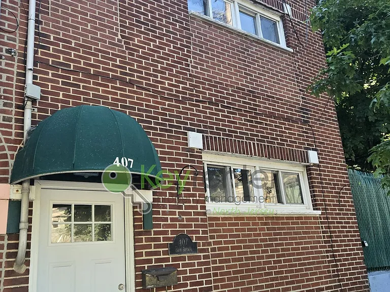 407 Park Ave — Photo 20