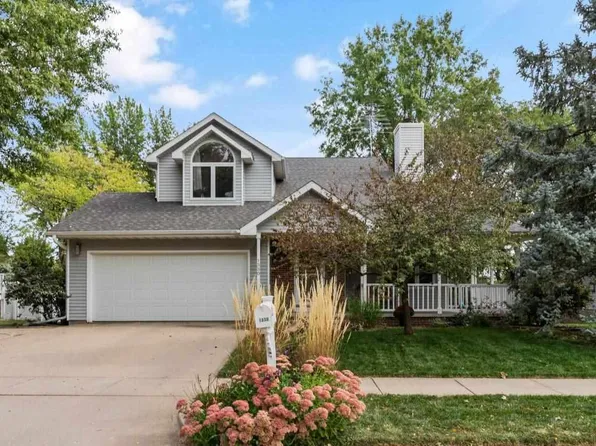1330 Chamberlain Dr, Iowa City, IA 52240
