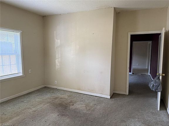 4th image of 703 Everett St