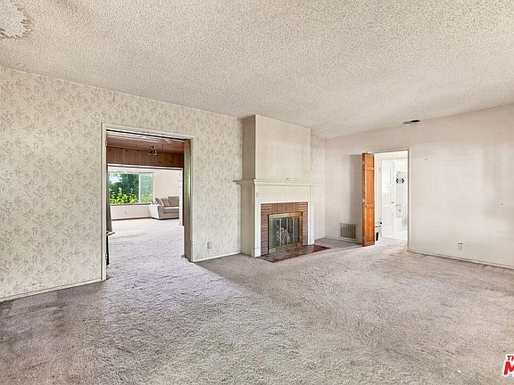 5th image of 15954 Gault St