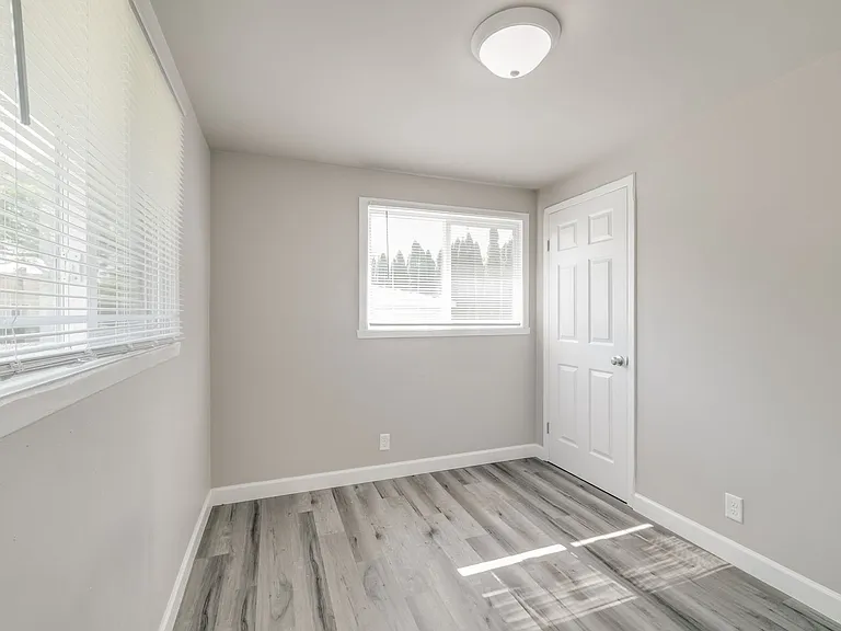 471 Farwell Ave — Photo 6