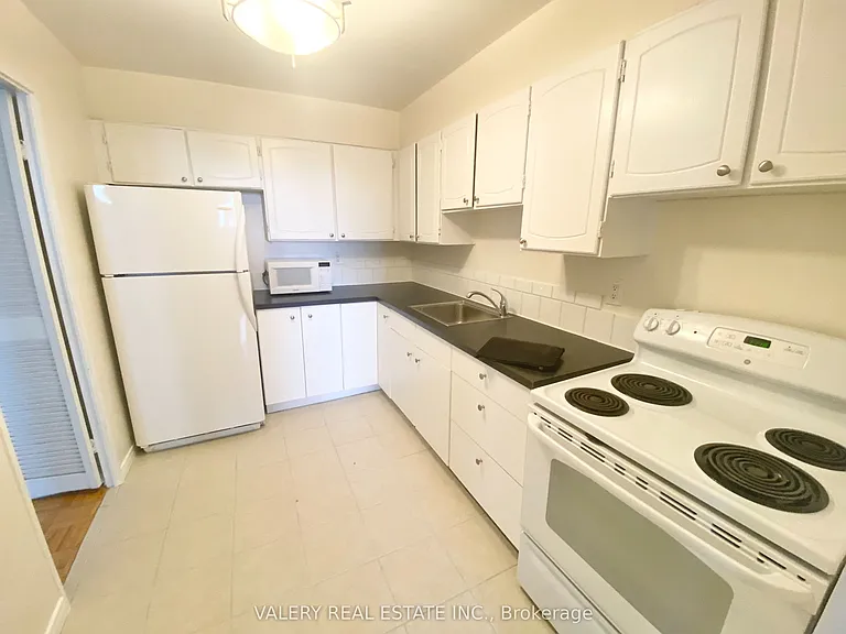 10 Edgecliff Golfway #711 — Photo 2
