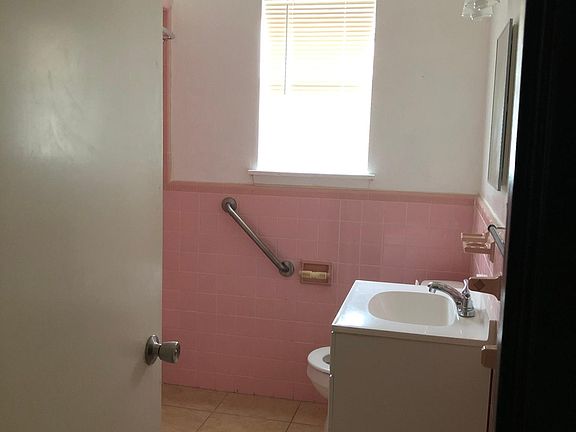 4th image of 1601 Tropic Dr