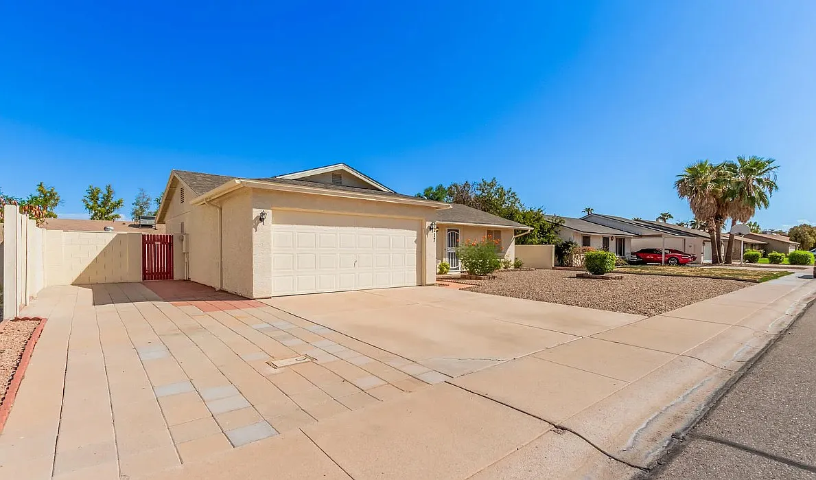 Driveway - 2217 E Cindy St