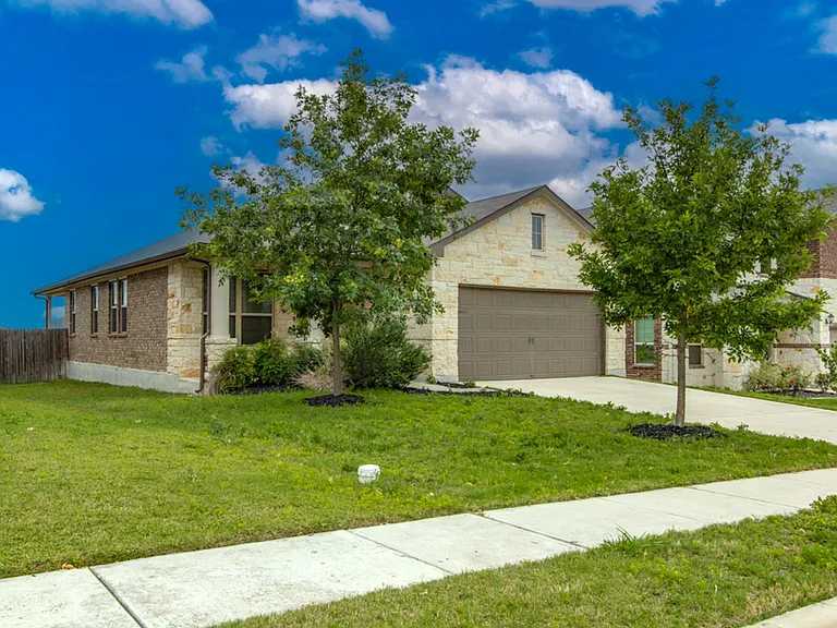 2924 Barbed Wire St — Photo 3