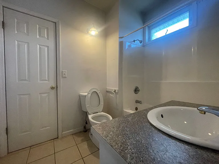 321 E College St — Photo 2