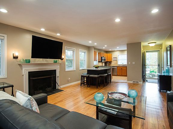 05_6HazeltonCircle_165_LivingRoom_HiRes.jpg