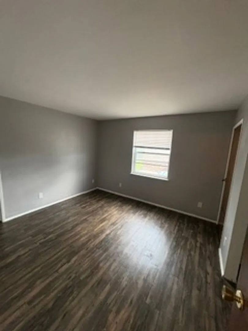 919 W Crestwood Dr — Photo 4