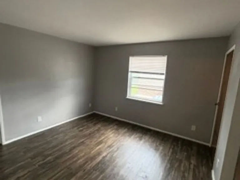 919 W Crestwood Dr — Photo 5