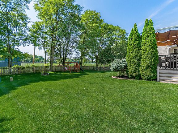5th image of 155 Fox Glen Dr W