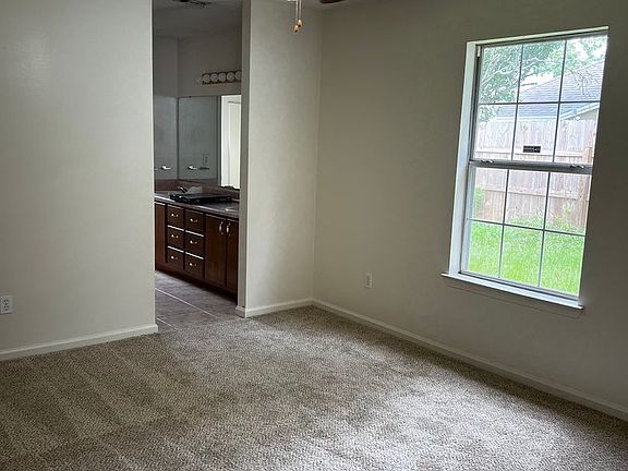 4th image of 1128 Sweetbriar Sta