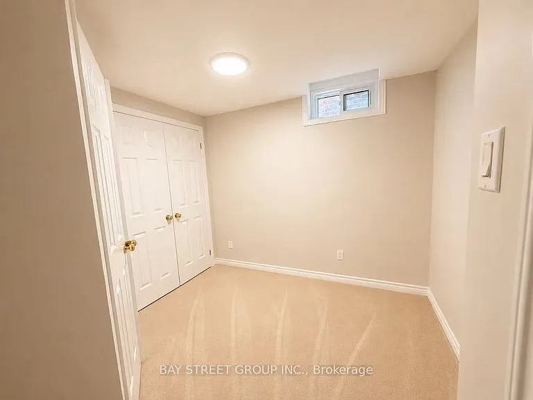 1054 Chateau Ct — Photo 36