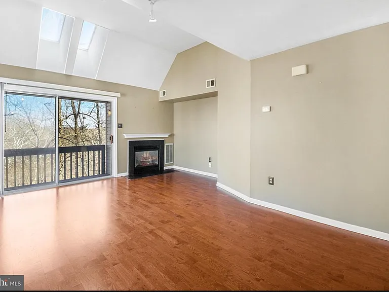 411 Derry Dr #411 — Photo 4